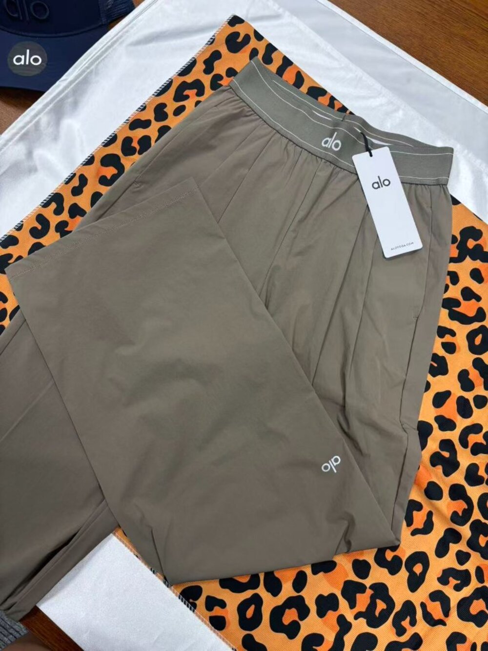 Brand new Alo Yoga Suit Up Trouser Olive🍃regular fit 30-inch inseam length 🖤 - Picture 3 of 9